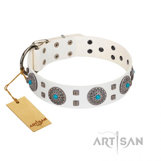 "Blue Sapphire" Designer FDT Artisan White Leather dog Collar with Round Plates and Square Studs - Sulje napsauttamalla kuva