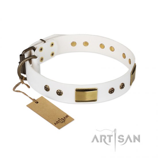 "Precious Necklace" FDT Artisan White Leather dog Collar with Old Bronze Look Plates and Studs - Sulje napsauttamalla kuva