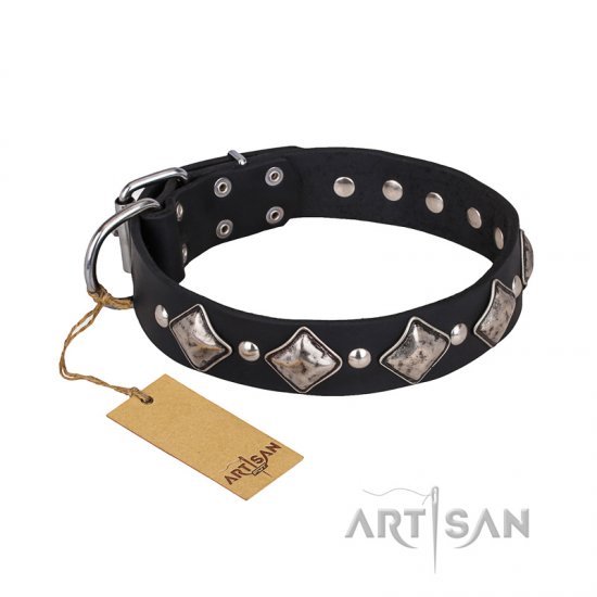 "Silver Charm" FDT Artisan Leather dog Collar with Silvery-Plated Large Square Studs - Sulje napsauttamalla kuva
