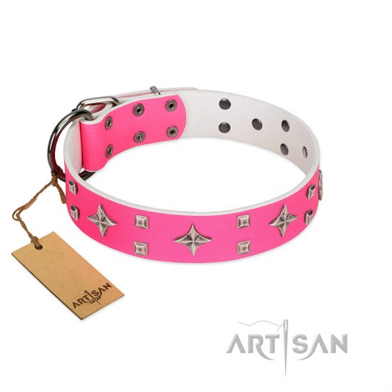 "Girls-Only" FDT Artisan Pink Leather dog Collar Adorned with Stars and Tiny Squares - Sulje napsauttamalla kuva
