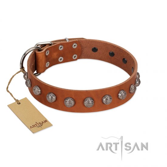 "Heroic Deeds" Designer Handmade FDT Artisan Tan Leather dog Collar - Sulje napsauttamalla kuva