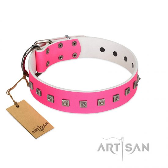 "Queen of Hearts" Handcrafted FDT Artisan Pink Leather dog Collar with Dotted Studs - Sulje napsauttamalla kuva