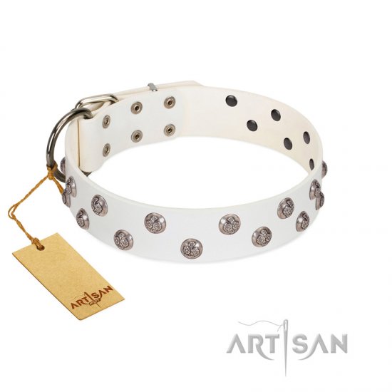 "Wild Flora" FDT Artisan White Leather dog Collar with Silver-like Engraved Studs - Sulje napsauttamalla kuva